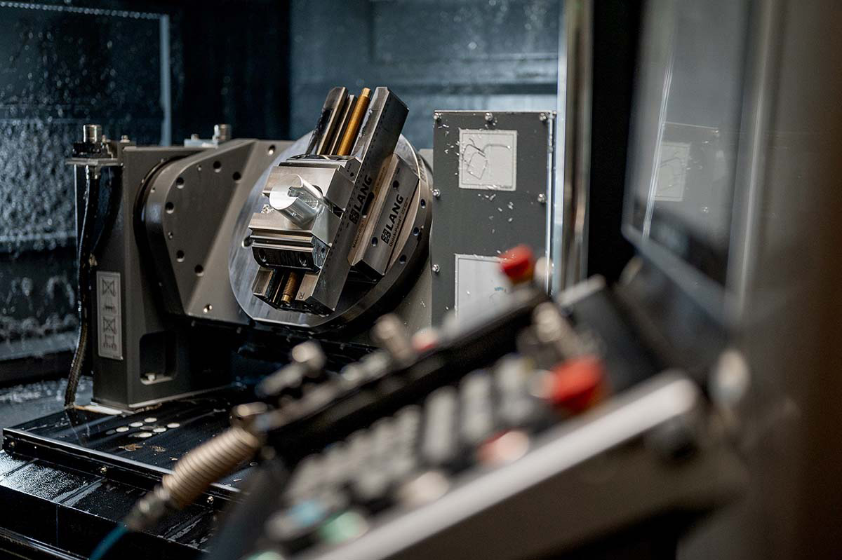 A 5-axis rotary table in a machining centre – tilted table with three CNC vices