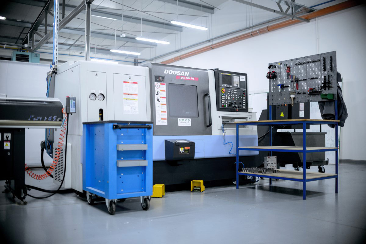 DOOSAN Lynx 220LMS lathe in the production hall